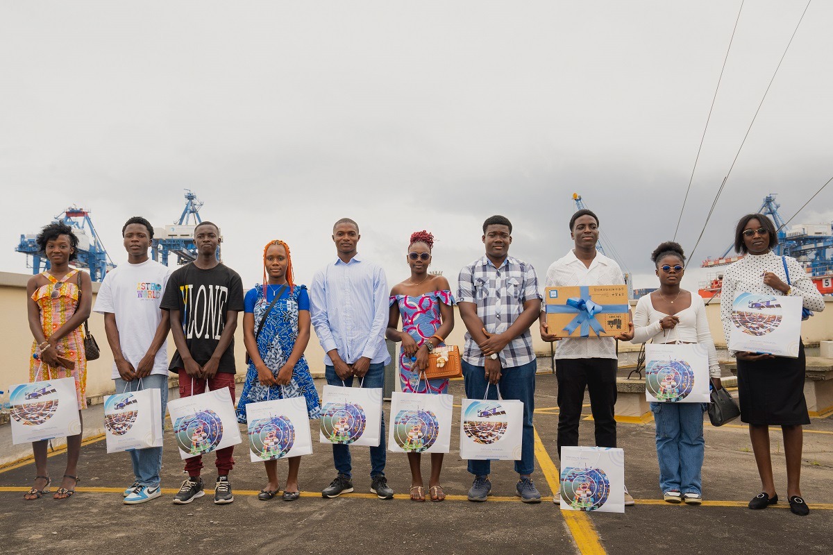 ABIDJAN TERMINAL OFFRE DES KITS SCOLAIRES ET DU MATERIEL DIDACTIQUE A L’EPP SOGEPHIA 3