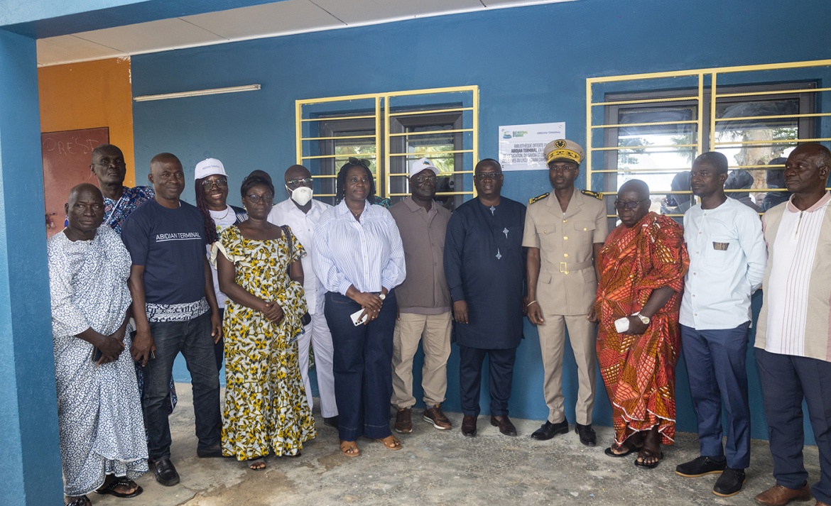 Abidjan Terminal offre une bibliothèque au lycée moderne d'Adiaké et récompense les meilleurs élèves à l'occasion du ÊLÊ Festival